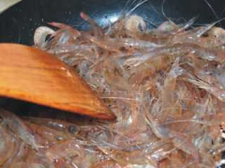 4、芥末汁白米虾,起锅放油，下蒜蓉煸出香味后