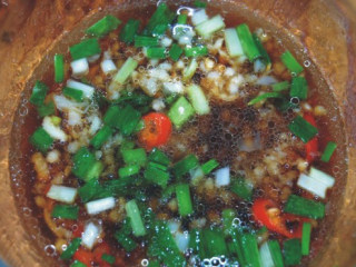 6、芥末汁白米虾,将小米椒粒.蒜蓉..生抽.芥末.糖.葱和姜末用矿泉水拌匀