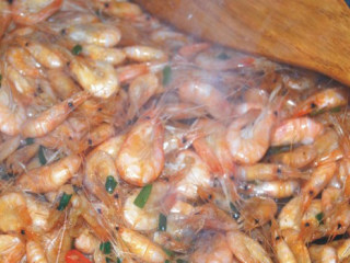 7、芥末汁白米虾,倒入煸好的白米虾搅拌均匀就OK了