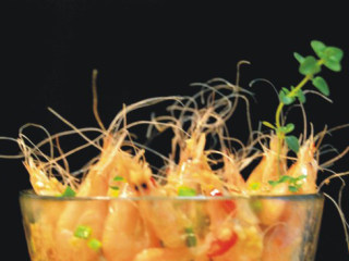 8、芥末汁白米虾,出锅装盘开动