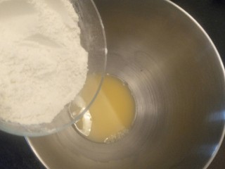 4、超软豆沙面包圈—家庭手作小点心,先倒入湿性材料在把粉类材料倒进去