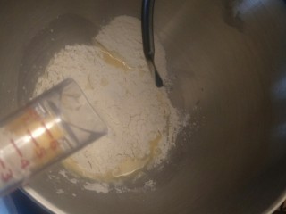 5、超软豆沙面包圈—家庭手作小点心,最后加3克酵母。