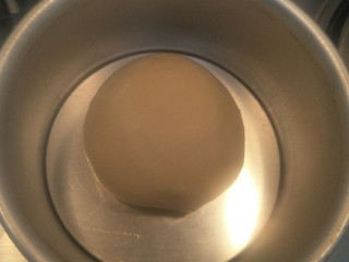 11、超软豆沙面包圈—家庭手作小点心,整形收圆放到碗里进行第一次发酵室温28°，发酵一个钟头，冬天的话用烤箱发酵模式。