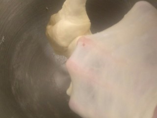 10、超软豆沙面包圈—家庭手作小点心,大概十分钟，后面团开始变得重新变光面且撑开有手套膜面团就算打好了(用机器打全程一档。面团太少了，开大的话面团就全部打成浆糊了。。????)