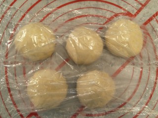 16、超软豆沙面包圈—家庭手作小点心,盖保鲜膜松弛15分钟。等会儿好擀开
