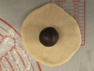17、超软豆沙面包圈—家庭手作小点心,准备包入豆沙。