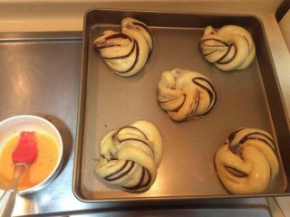 27、超软豆沙面包圈—家庭手作小点心,表面刷蛋液颜色会变的更加好看。(我是第一步的鸡蛋液。剩下的不要扔呐用在这里。)