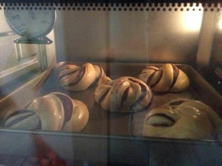 28、超软豆沙面包圈—家庭手作小点心,烤箱上下火180°，烤15分钟到你满意的颜色为止。