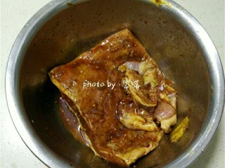 3、黑椒烤羊排,羊排里调入适量姜片，黑胡椒粉，盐，生抽，蚝油，辣椒粉，孜然粉，玉米油，混合均匀后，再按摩几分钟；