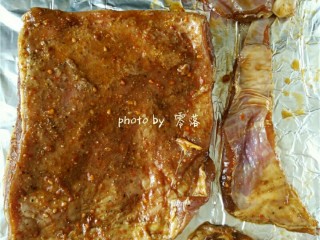 5、黑椒烤羊排,烤盘铺一张锡纸，放上腌制过的羊排，再在羊排上覆盖一张锡纸；