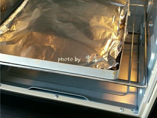 7、黑椒烤羊排,烤箱预热完毕后，放烤盘放到烤箱中层，关闭烤箱门，启动烘烤程序，时间50分钟；