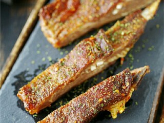 13、黑椒烤羊排,切块吃吧。