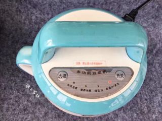 2、玫瑰酱米凉虾,米凉虾专用米泡好后，用清水掏洗5次，掏洗次数越多越好，做出来的凉虾颜色更好！把米倒入豆浆机中，添加适量清水，利用果蔬档打磨成米浆，因为豆浆机打磨不够细致，可以重复打磨多次。