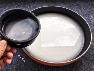 5、玫瑰酱米凉虾,沉淀过的石灰水倒入米浆中，碗底沉淀物不要。