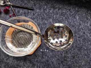 10、玫瑰酱米凉虾,漏勺1把，小勺1把。