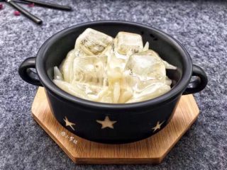 13、玫瑰酱米凉虾,米凉虾放碗里，添加冰块冰镇一会，加入适量玫瑰花酱、熟芝麻、甜酒、红糖水拌匀即可。也可以根据自己的喜欢添加一些果酱、水果一起吃呢！