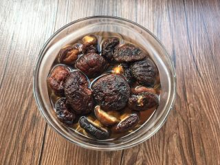 1、香菇炖猪蹄,干香菇30克，提前放入水里泡软。