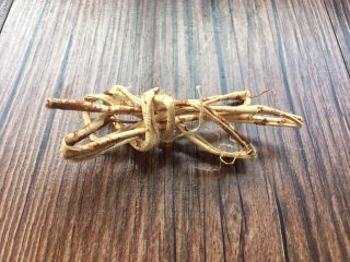 2、香菇炖猪蹄,准备五指毛桃根10克。在广东、广西一带都有用五指毛桃根炖汤的习惯，用五指毛桃根与鸡、鸭，猪骨炖汤，使得汤味更加鲜美，还有健脾补肺、益气补虚等功效！五指毛桃生长在山坡上，在农村自己上山挖，清洗晒干即可用于煲汤。