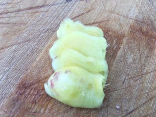 4、香菇炖猪蹄,姜清洗干净后切片。