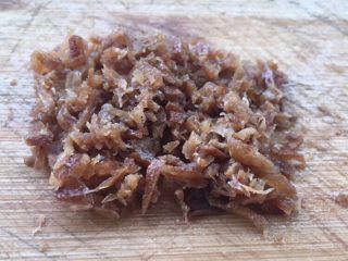 5、香菇炖猪蹄,5克咸柠檬剁碎备用。