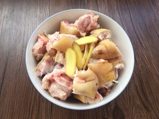 7、香菇炖猪蹄,放入切好的姜片。