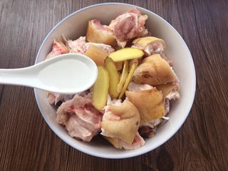 8、香菇炖猪蹄,添加2勺白酒，去猪蹄腥味儿。