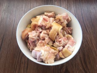 9、香菇炖猪蹄,以上调料添加完后，搅拌均匀腌制两分钟。