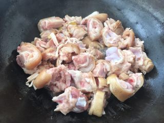 10、香菇炖猪蹄,锅中烧热，倒猪蹄入锅翻炒。（不用再添加油一起翻炒了，不然炖汤会更油腻，翻炒是去腥，更入味）