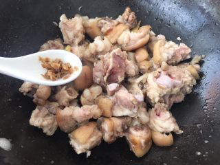 12、香菇炖猪蹄,添加咸柠檬碎一起同炒。