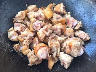 14、香菇炖猪蹄,慢慢翻炒至猪蹄与所有调料味道融合入味。