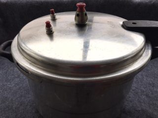 17、香菇炖猪蹄,煮至高压锅上气后3分钟关火，利用锅内余热焖30分钟揭盖食用，用爸爸的话说，炖猪蹄不能太烂，过于软烂就没有嚼劲了。