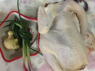 1、葱油鸡,将鸡洗干净，准备好材料