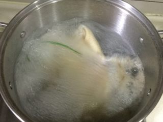 2、葱油鸡,将水烧开，将扎好的葱和姜（姜要拍几下)放到锅里滚几下，加少许米酒(黄酒更好)，再下鸡大火滚十多分钟，其间要来回番动，用筷子插到鸡腿上看还有没有血水，没血水就????了。