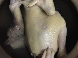 3、葱油鸡,熟了的鸡捞出马上放到冰水泡，令鸡肉快速收缩，泡五六分钟左右，注：冰水先准备好，我是用另外一个锅装好干净的水，先放冰箱里备用。