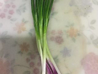 4、葱油鸡,准备好的葱，用来切碎