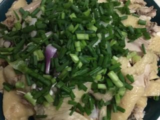 5、葱油鸡,将切好的葱撒在砍好的鸡。忽略刀功，以前连刀都不会拿，自当妈后什么都做什么都学。