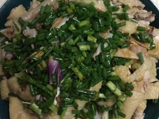 6、葱油鸡,用锅煮开生油和 酱油直接淋在葱上面，香味马上出来，忍不住都要吃了。