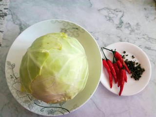 1、呛莲白,准备好需要的材料。