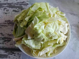 2、呛莲白,把大头菜洗干净切好备用。
