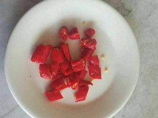 3、呛莲白,把辣椒切成小段。
