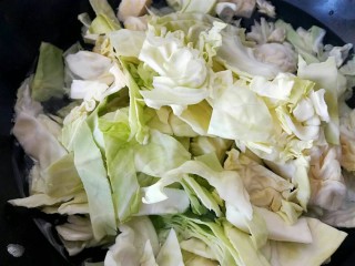 4、呛莲白,锅中加入水，烧开后加入大头菜，焯一下。
