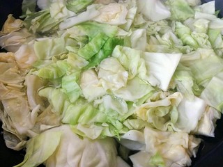5、呛莲白,加入少许的盐，翻了下。