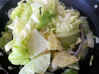 6、呛莲白,别焯太老，翻几下就可以捞出来。