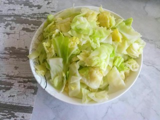 7、呛莲白,捞出来备用。