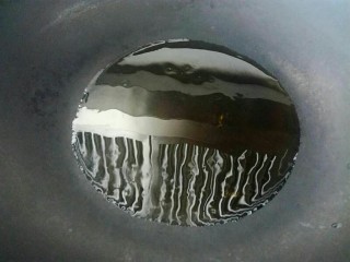 8、呛莲白,热锅中加入油。