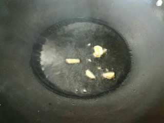 9、呛莲白,油开了加入姜。