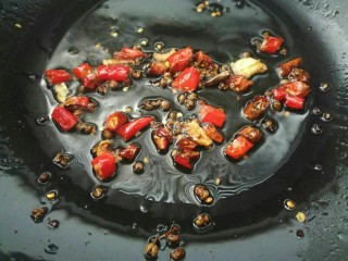 11、呛莲白,加入麻椒继续爆香。