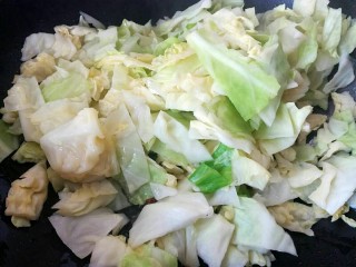 12、呛莲白,加入大头菜，快速翻炒。