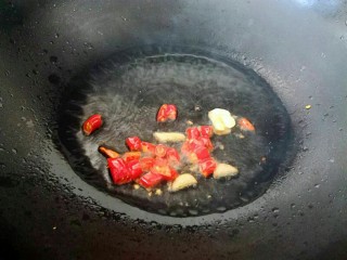 10、呛莲白,加入辣椒，爆香。