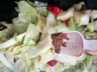 13、呛莲白,加入花椒面。关火